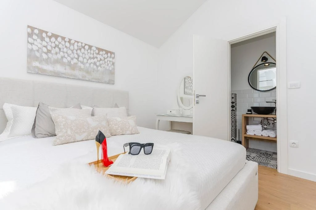 Bedrooms & Bathrooms photo 1