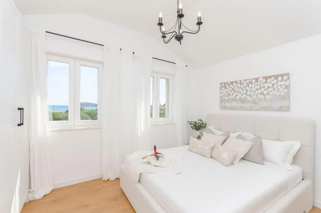 Bedrooms & Bathrooms photo 3