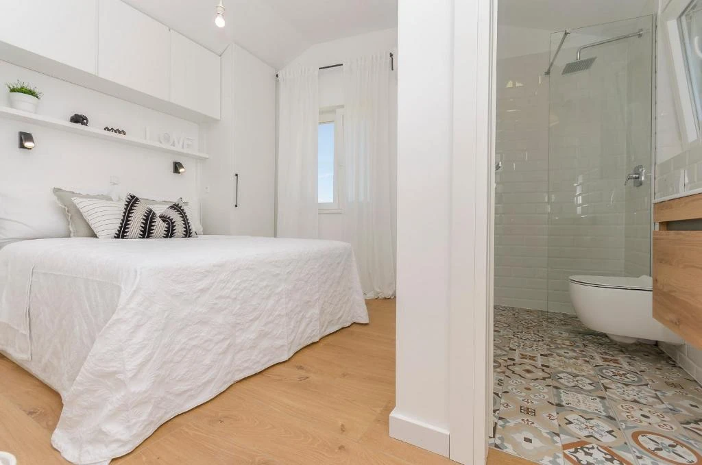 Bedrooms & Bathrooms photo 7