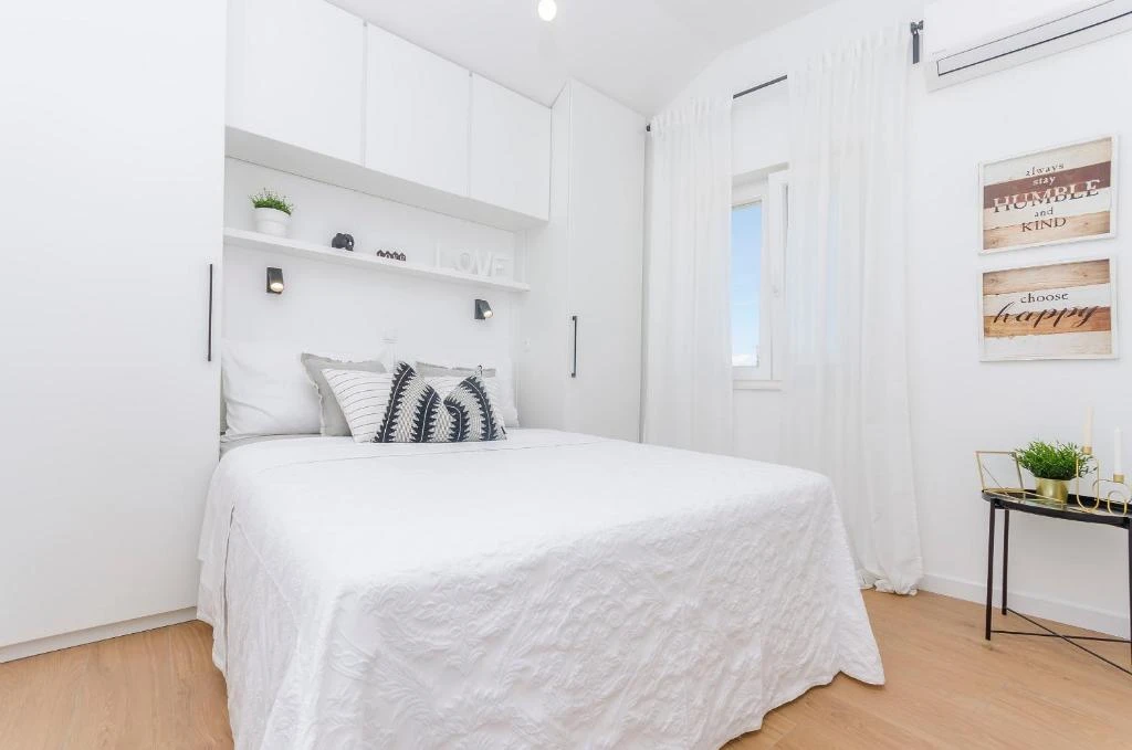 Bedrooms & Bathrooms photo 8