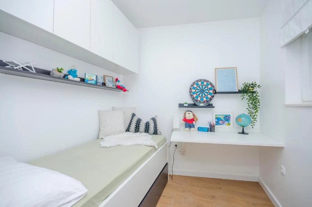 Bedrooms & Bathrooms photo 9
