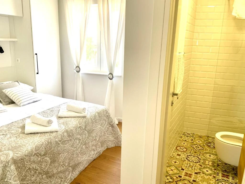 Bedrooms & Bathrooms photo 10