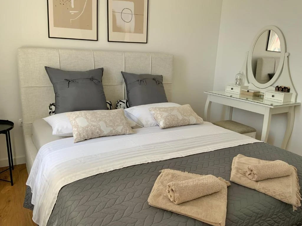 Bedrooms & Bathrooms photo 11