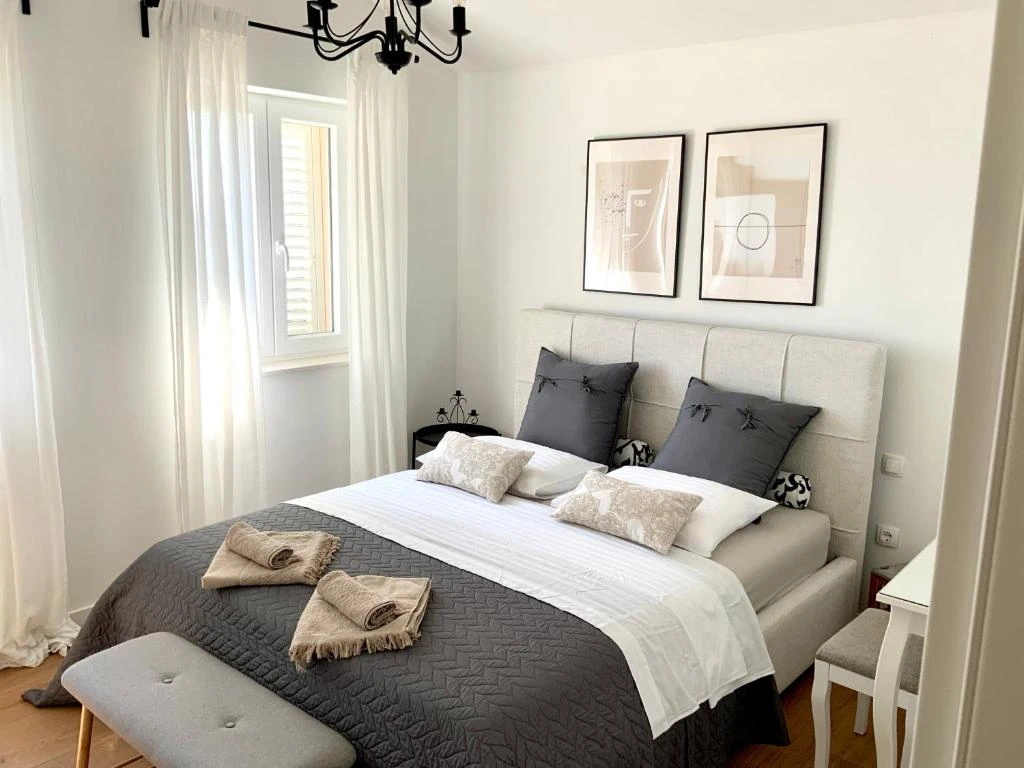 Bedrooms & Bathrooms photo 12