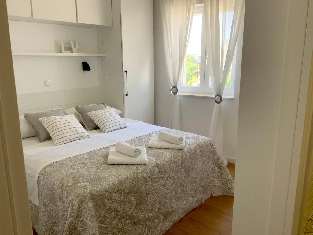 Bedrooms & Bathrooms photo 13