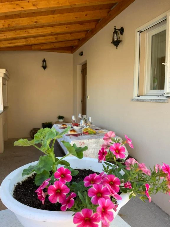 Porch photo 8